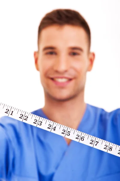 Chirurg mit Zentimeter über weißem Hintergrund — Stockfoto