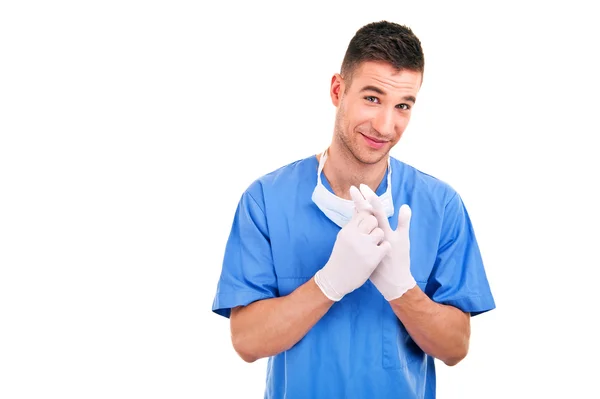 Jovem médico com máscara e uniforme azul sobre fundo branco — Fotografia de Stock