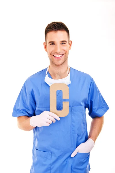 Jovem médico segurando carta c — Fotografia de Stock