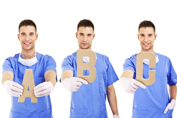 Junger Arzt mit Buchstaben a b c — Stockfoto
