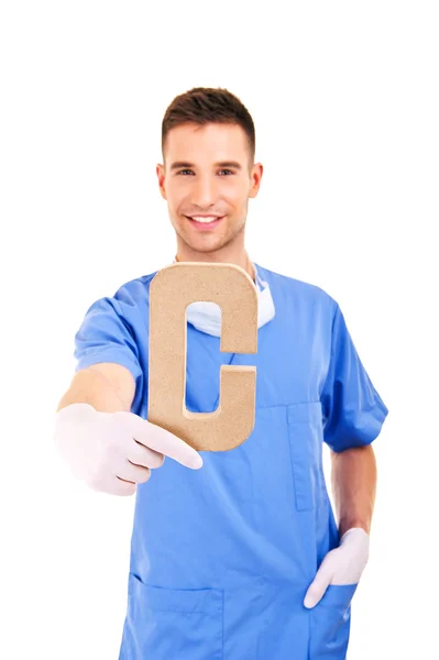 年轻医生抱着字母 c — 图库照片