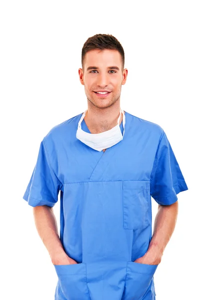 Jovem médico com máscara e uniforme azul sobre fundo branco — Fotografia de Stock