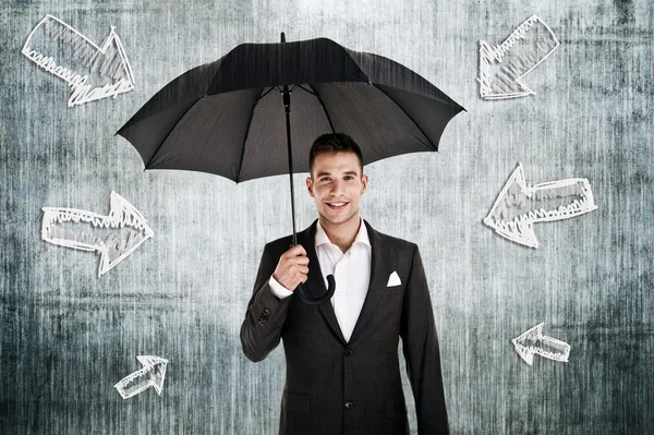 Homem pela parede com guarda-chuva na mão — Fotografia de Stock