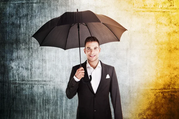 Hombre de negocios en la lluvia y el sol que sostiene el paraguas — Foto de Stock