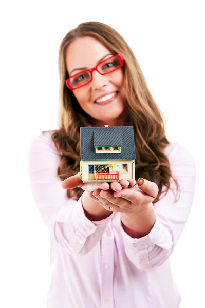 Красивая молодая женщина держит модель дома — стоковое фото