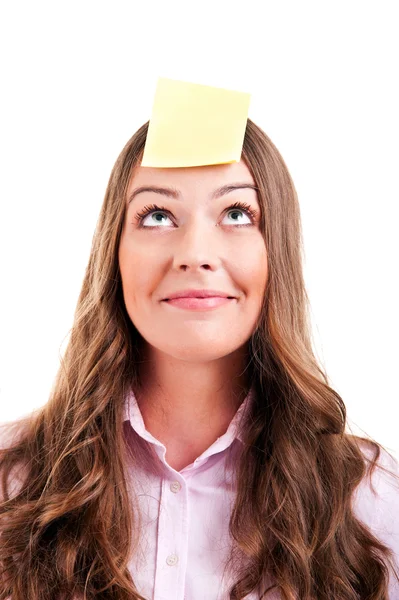 Jeune femme avec une note collante jaune sur le front — Photo