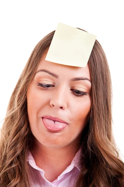 Jovem mulher bonita com post-it preso na testa — Fotografia de Stock