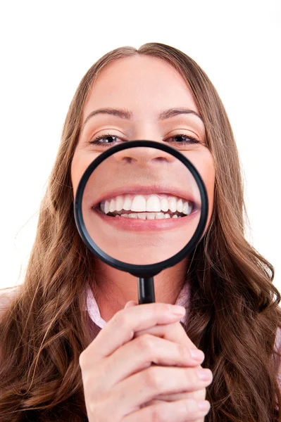 Mulher mostrando seus dentes thrue ampliar — Fotografia de Stock