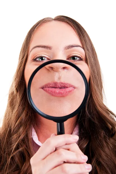 Feminino com lupa mostrando boca sobre branco — Fotografia de Stock