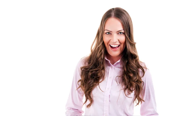 Mulher com grande sorriso e camisa rosa — Fotografia de Stock