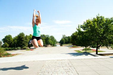 gökyüzü arka plan ile düşük açılı üzerinden atlamak atlet vurdu