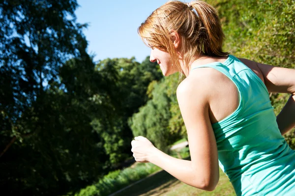 Fitness meisje buiten — Stockfoto