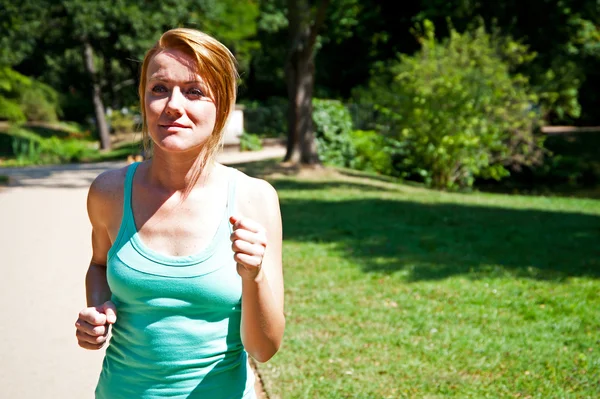 Jonge vrouw joggen in de natuur — Stockfoto