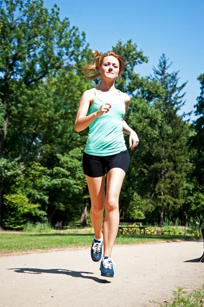 Jovem mulher correndo na natureza — Fotografia de Stock