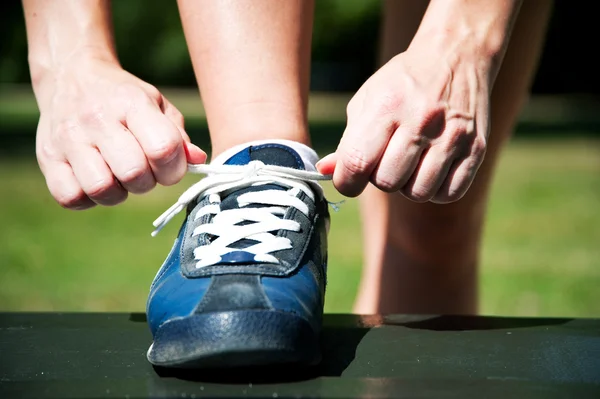 Corredor tratando de zapatillas de correr preparándose para correr —  Fotos de Stock