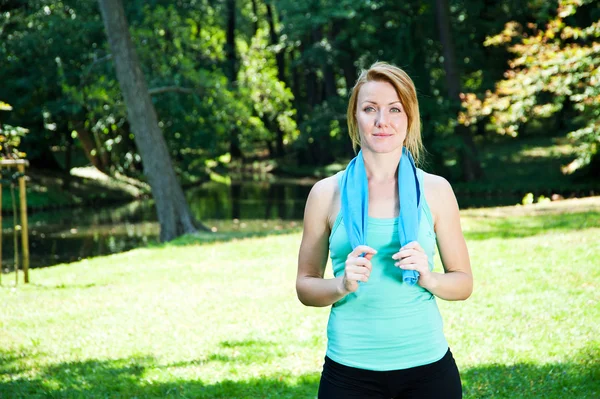 Outdoor training vrouw. Fitness vrouw loper ontspannen — Stockfoto