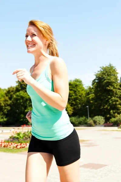 Biegacz - kobieta biegająca na świeżym powietrzu szkoląca się do maratonu — Zdjęcie stockowe