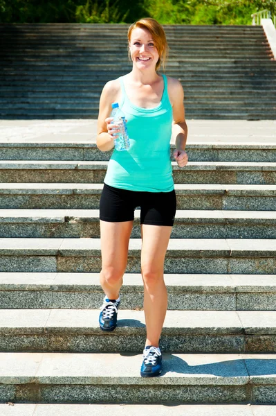 Mladá žena jogging v přírodě — Stock fotografie