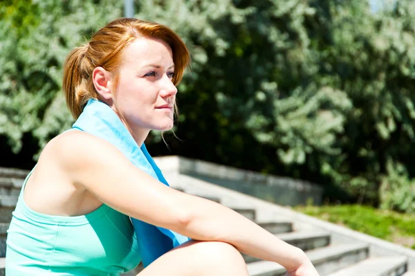 Sport- und Lifestylekonzept - Frau ruht sich nach Sport aus — Stockfoto