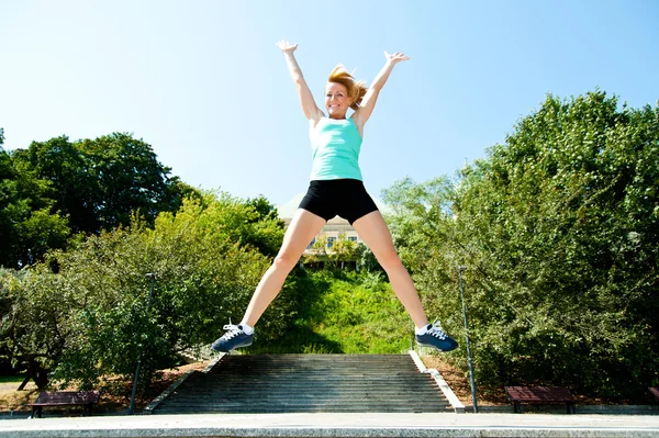 Atleet springen schot van lage hoek met hemelachtergrond — Stockfoto