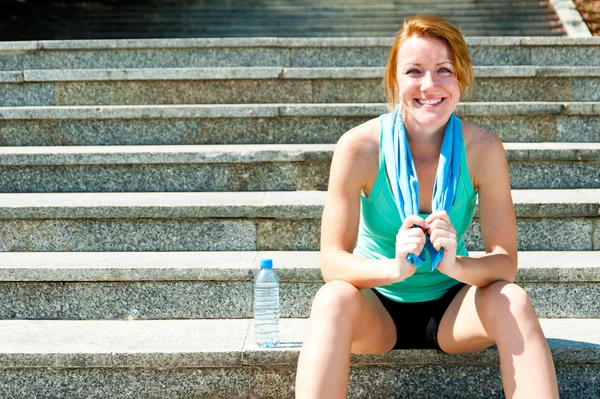 Concepto de deporte y estilo de vida - mujer descansando después de hacer deporte o — Foto de Stock