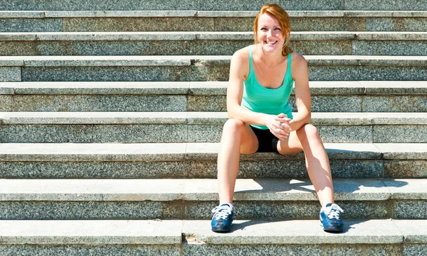 Runner - vrouw loopt buiten training voor marathon run — Stockfoto