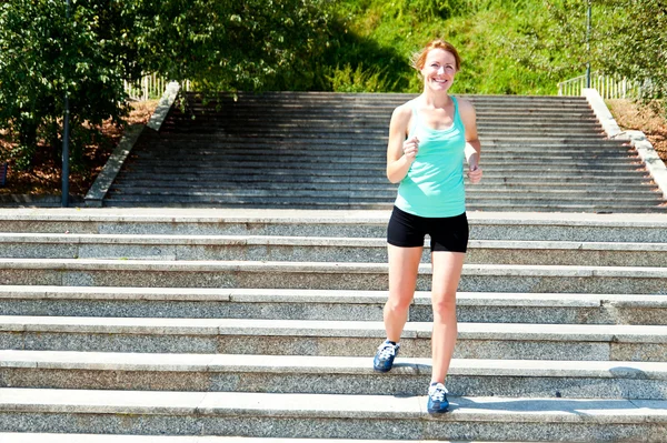 Jeune femme jogging dans la nature — Photo