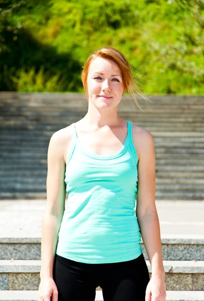 Jeune femme jogging dans la nature — Photo