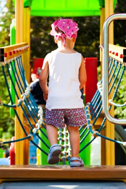 küçük kız ilk adımlar