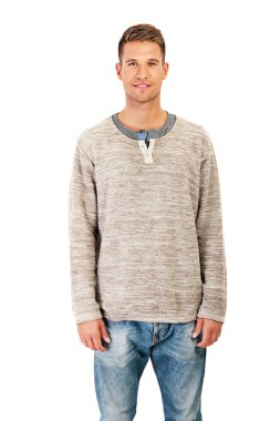 Casual giyinen çekici bir adam