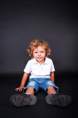 mutlu neşeli güzel bir çocuk portresi