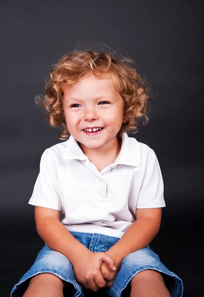Portret szczęśliwy radosny piękny chłopczyk — Zdjęcie stockowe