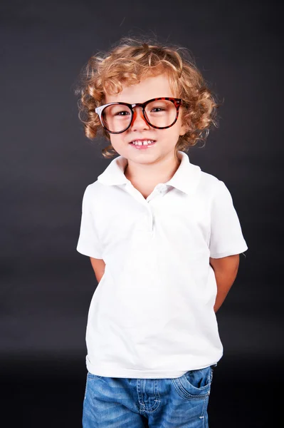 メガネの子供の肖像画 — ストック写真