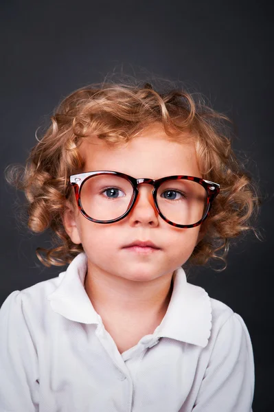 メガネの子供の肖像画 — ストック写真