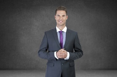 Gülümseyen genç bir iş adamının portresi