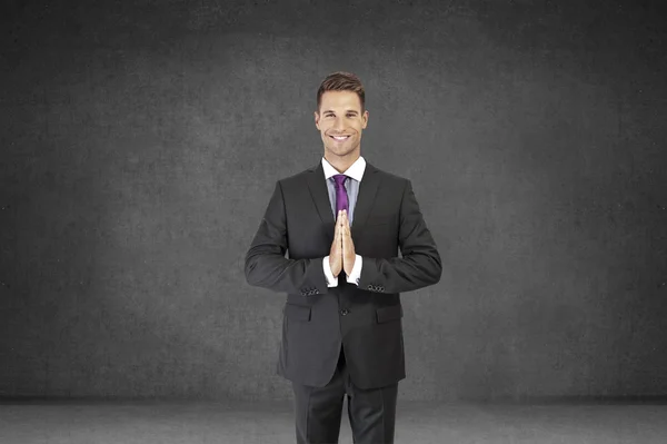 灰色の背景に隠れてでハンサムな若いビジネスマンのクローズ アップの肖像画 — ストック写真