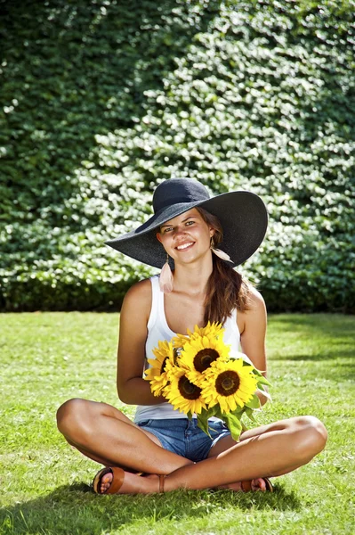 Mooie jonge brunette vrouw op de weide — Stockfoto