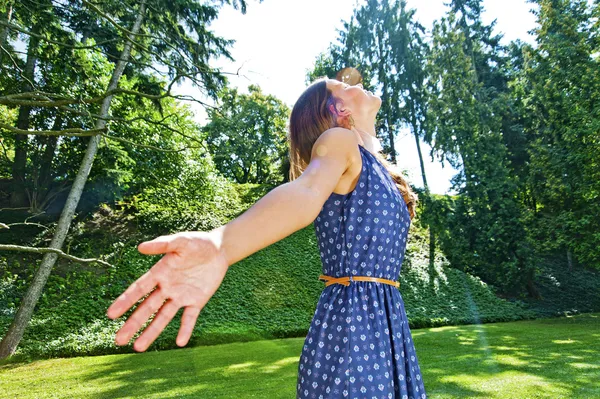 Schöne junge brünette Frau auf der Wiese — Stockfoto