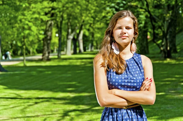 Schöne junge brünette Frau im Freien auf der Wiese an einem Sommer — Stockfoto