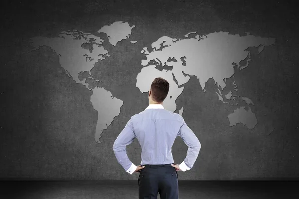 Hombre de negocios mirando el mapa del mundo — Foto de Stock