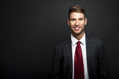 karanlık degrade arka plan üzerinde duran işadamı