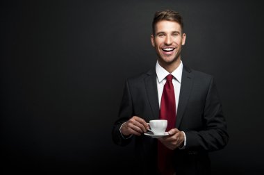 kahve içme çekici genç işadamı portresi
