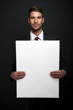 Banner ile kopya yer tutan işadamı