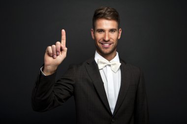 İş adamı Bokeh 'te hayali bir düğmeye basıyor