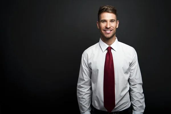 Profiel portret van een glimlachende en vol vertrouwen jonge zakenman, w — Stockfoto