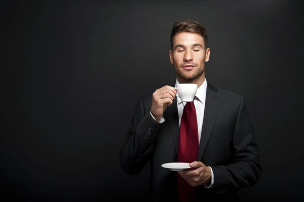 Portret van jonge aantrekkelijke zakenman drinken koffie — Stockfoto