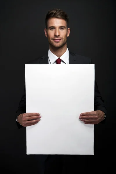 Podnikatel drží banner s kopií prostor — Stock fotografie