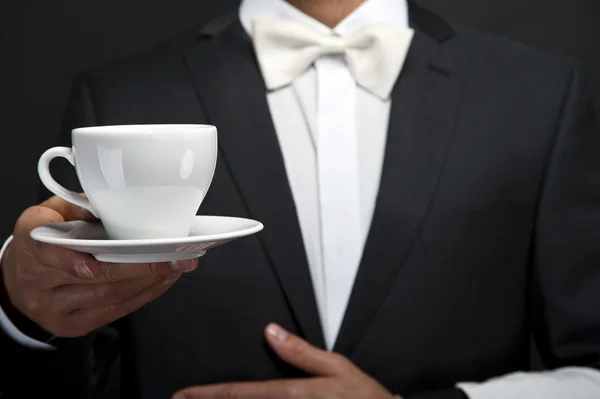 Kellner im Anzug mit Kaffeetasse — Stockfoto