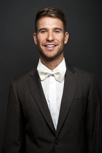 Schöner junger Mann im klassischen Anzug — Stockfoto