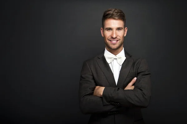 Joven guapo en traje clásico — Foto de Stock